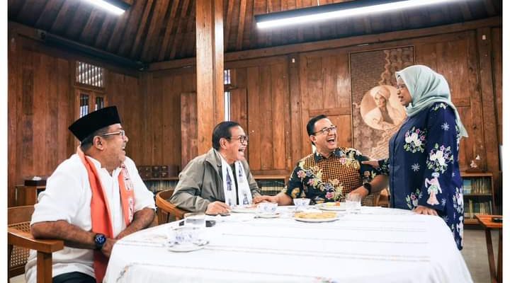 Pramono Anung dan Rano Karno Minum Kopi Bersama Anies Baswedan Buatan Fery Farhaty si pendopo Anies Baswedan, Lebak Bulus, Jakarta Selatan.