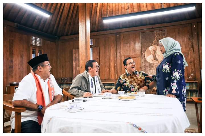 Pramono Anung dan Rano Karno Minum Kopi Bersama Anies Baswedan Buatan Fery Farhaty si pendopo Anies Baswedan, Lebak Bulus, Jakarta Selatan.