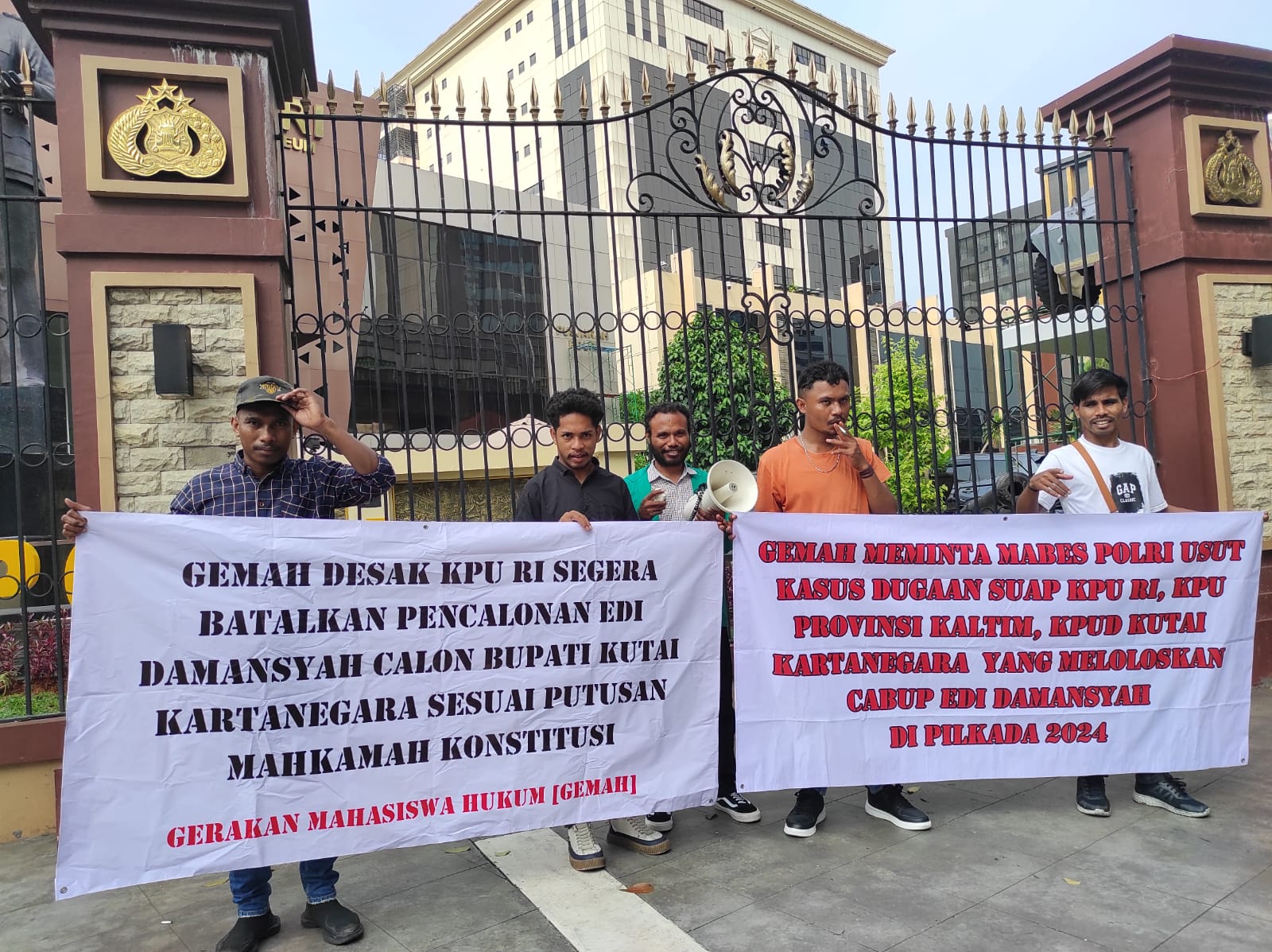 Aksi Gerakan Mahasiswa Hukum (Gemah) Di KPU Pusat