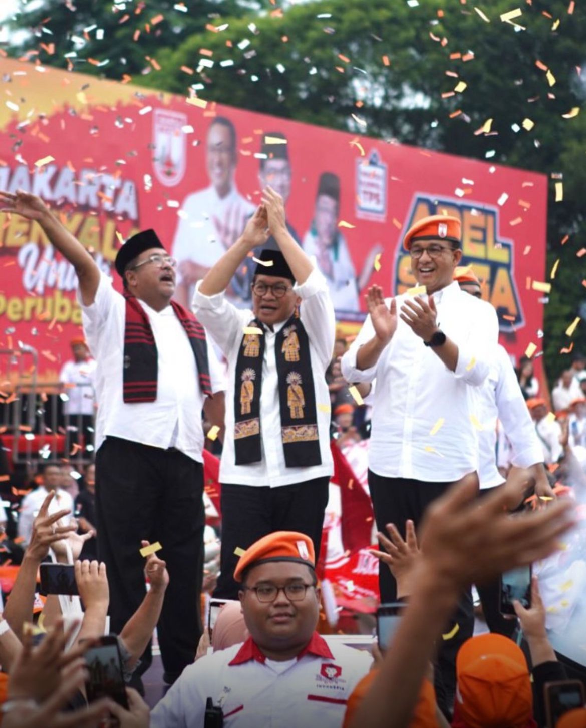 Pakai Baret Oranye, Anies Akhirnya All Out Kampanyekan Pram-Rano Jelang Pencoblosan 27 November 2024