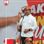 Anies Baswedan Dengan Baret Oranye