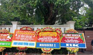 Karangan bunga ucapan selamat kepada pasangan calon gubernur dan wakil gubernur DKI Jakarta nomor urut 3 Pramono Anung-Rano Karno 