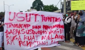 Sejumlah Kelompok Masyarakat Yang Menamakan diri Laskar Santri Kota Depok menggelar aksi demo di depan Polres Metro Depok, Jalan Margonda , Kamis (31/10/2024)