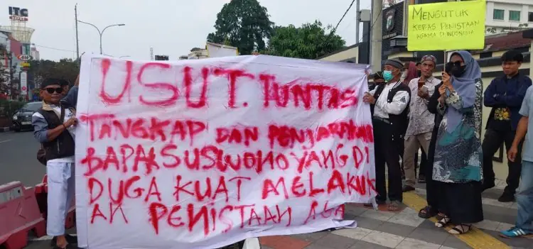 Sejumlah Kelompok Masyarakat Yang Menamakan diri Laskar Santri Kota Depok menggelar aksi demo di depan Polres Metro Depok, Jalan Margonda , Kamis (31/10/2024)